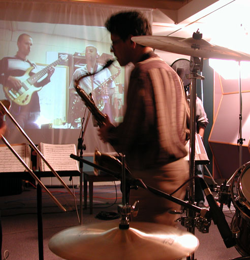 Concert “live” entre musiciens à distance (photo Peter Marshall, CANARIE Inc.)