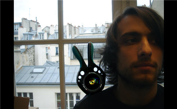 Yago sur l'épaule d'un touriste Yago sur l'épaule d'un touriste