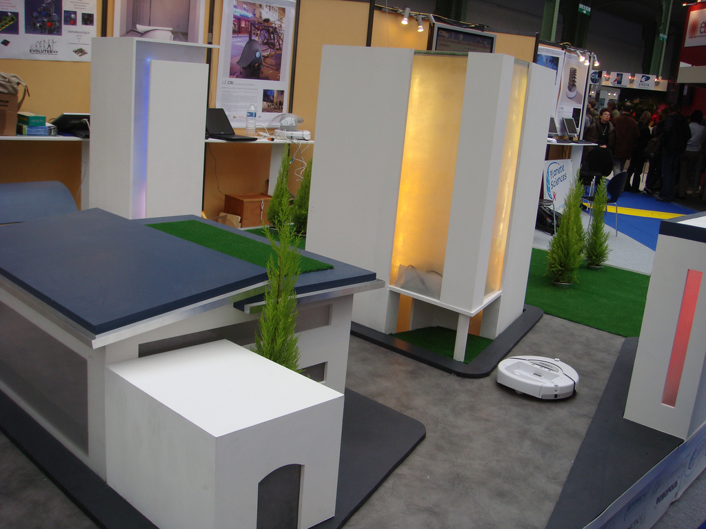 Un des robot de robotcité interagissant dans une ville Un des robot de robotcité interagissant dans une ville