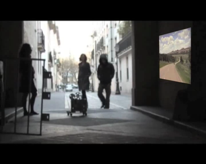 Une première version du CRI dans la rue : un projecteur sur roue Une première version du CRI dans la rue : un projecteur sur roue