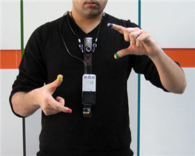 Le système Sixth Sense : caméra, projecteur et bagues aux doigts