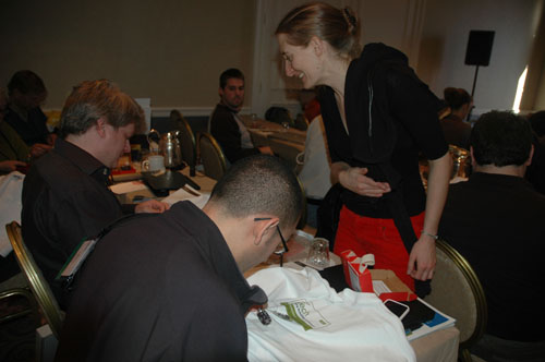 Leah Buechley surveille les doigts de geeks assemblés Leah Buechley surveille les doigts de geeks assemblés