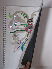 Une feuille de papier, des diodes et de la peinture conductrice d'électricité