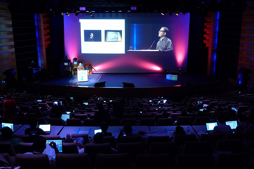 Mike Kuniavsky de Thing M sur la scène de Lift par Frank Kresin Mike Kuniavsky de Thing M sur la scène de Lift par Frank Kresin