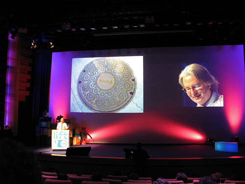 Bruce Sterling sur la scène de Lift par Laurent Neyssensas Bruce Sterling sur la scène de Lift par Laurent Neyssensas