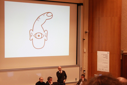 Nicolas Nova devant la représentation de l'utilisateur imaginée par Dan O'Sullivan et photographié par Samuel Huron Nicolas Nova devant la représentation de l'utilisateur imaginée par Dan O'Sullivan et photographié par Samuel Huron