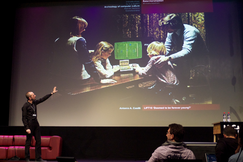 Antonio Casili sur la scène de Lift par David Roessli Antonio Casili sur la scène de Lift par David Roessli