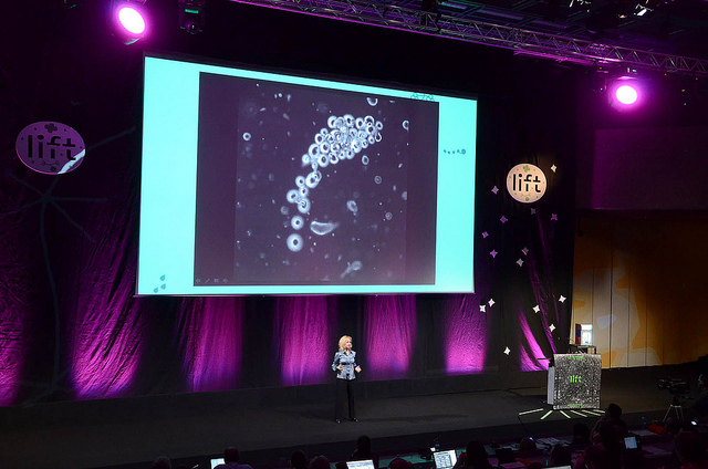Rachel Armstrong sur la scène de Lift 2013 Rachel Armstrong sur la scène de Lift 2013