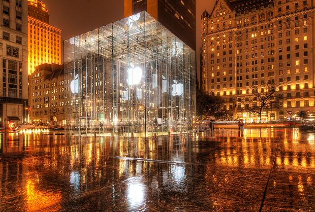 from the blog www.stuckincustoms.com L'Apple store de New York par Trey Ratcliff