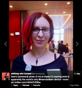 Whitney Erin Boesel portant l'appareil photo Memoto Whitney Erin Boesel portant l'appareil photo Memoto