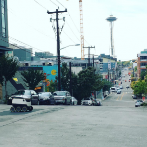 le robot de starship dans les rues de Seattle le robot de starship dans les rues de Seattle