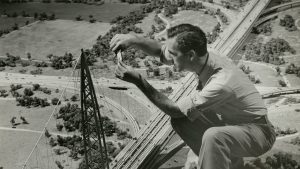 Norman Bel Geddes sur la maquette de Futurama Norman Bel Geddes sur la maquette de Futurama