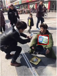 Des SDF chinois avec un QR code Alipay ou WeChat autour du cou Des SDF chinois avec un QR code Alipay ou WeChat autour du cou