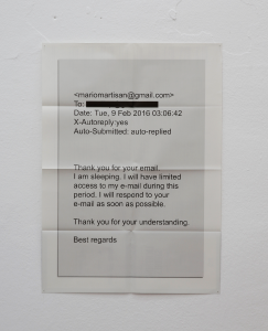 Impression d'une réponse automatique à un mail proposé par l'artiste Mario Santamaria pour critiquer la culture de la connexion permanente Impression d'une réponse automatique à un mail proposé par l'artiste Mario Santamaria pour critiquer la culture de la connexion permanente