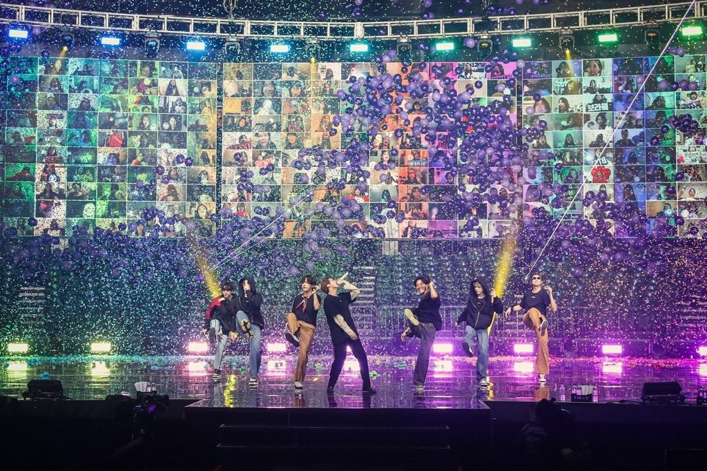 BTS en concert virtuel devant un mur de fans en téléprésence BTS en concert virtuel devant un mur de fans en téléprésence